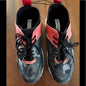 Women’s Jessica Carlyle camo sneakers